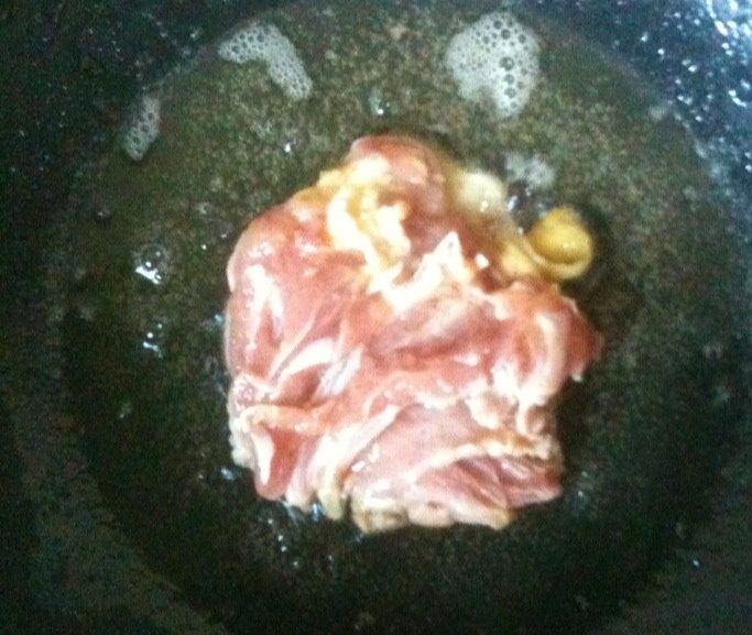 照烧香菇鸡腿饭,起油锅放入鸡肉小火煎至两面金黄,盛入一碗中备用