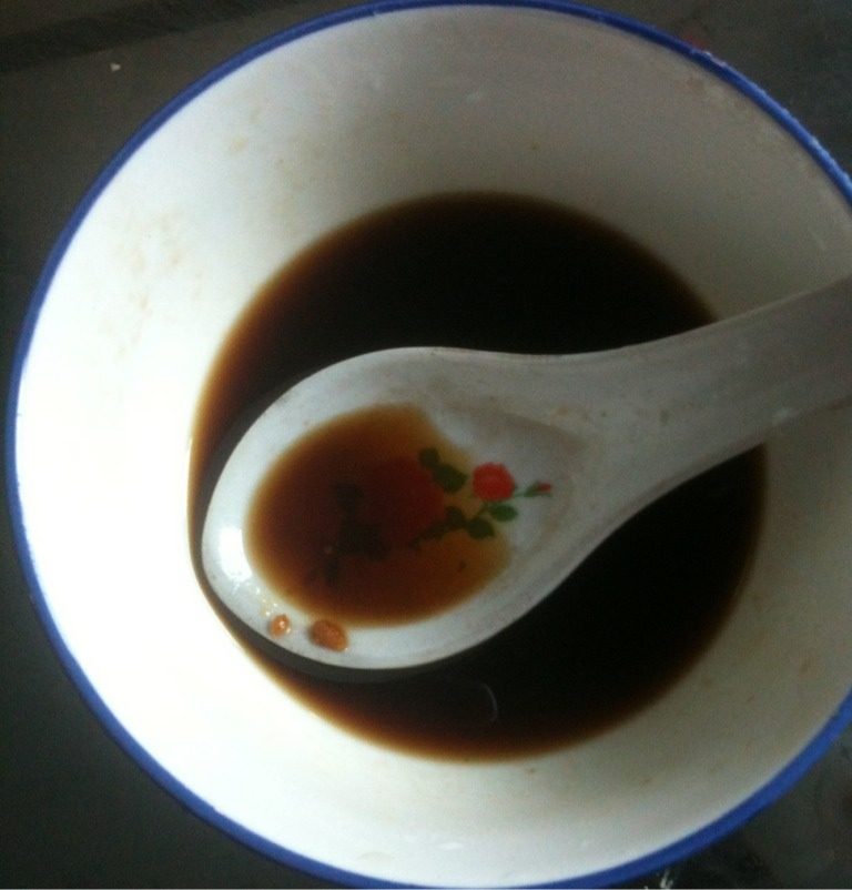 照烧香菇鸡腿饭,<a style='color:red;display:inline-block;' href='/shicai/ 762'>老抽</a>一汤匙，<a style='color:red;display:inline-block;' href='/shicai/ 788'>生抽</a>两汤匙、<a style='color:red;display:inline-block;' href='/shicai/ 900'>白酒</a>一汤匙、<a style='color:red;display:inline-block;' href='/shicai/ 865'>蜂蜜</a>一汤匙就1：2：1：1的比列混合拌匀成照烧汁备用