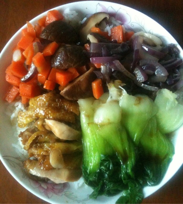 照烧香菇鸡腿饭,取一盘子盛入饭摊平,把鸡块摆上,胡萝卜,香菇依次摆好,再摆入汆烫好的<a style='color:red;display:inline-block;' href='/shicai/ 112'>小白菜</a>,淋上锅里的照烧汁即可