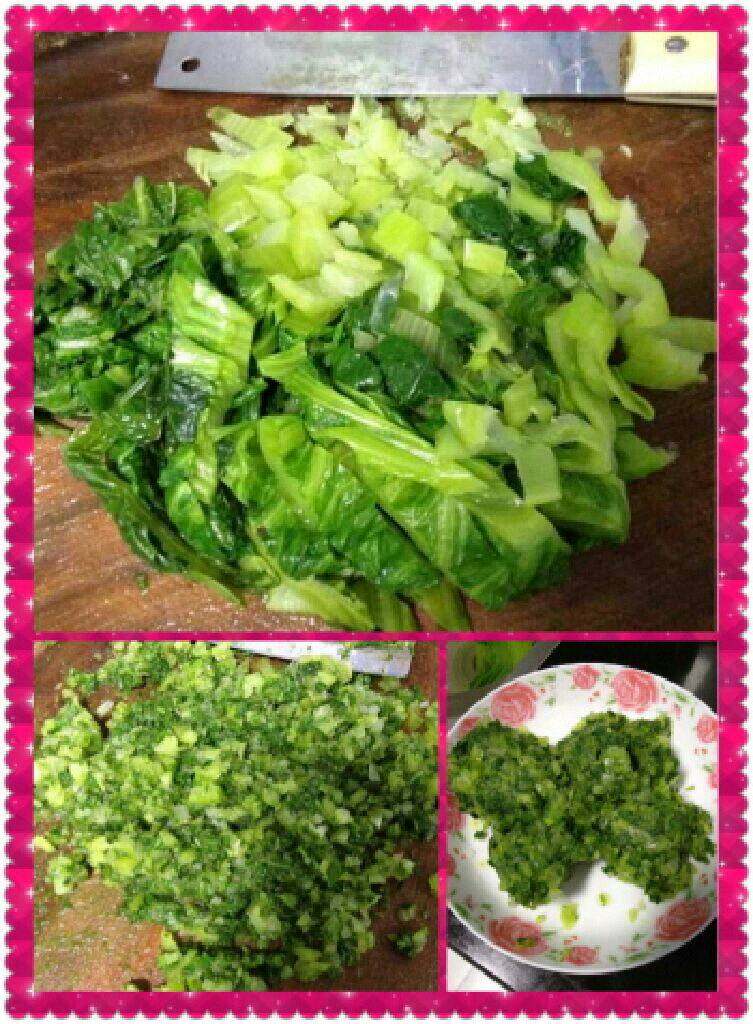素炒青菜,把青菜捞起来切碎越碎越好,在把水份挤干放在盘子里。