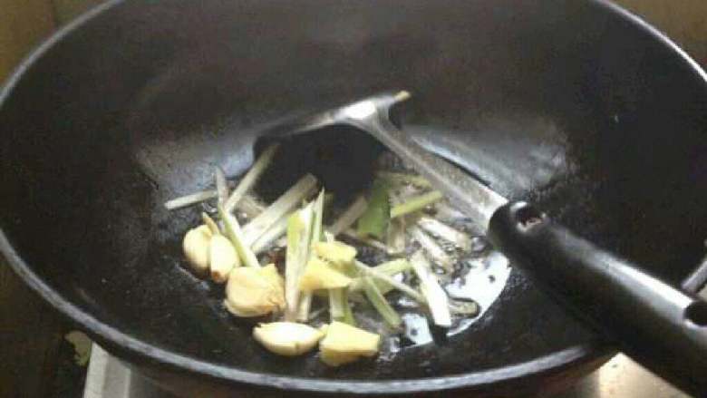香煎嫩豆腐刁子鱼,锅里还好油就放进姜,葱,蒜爆香。