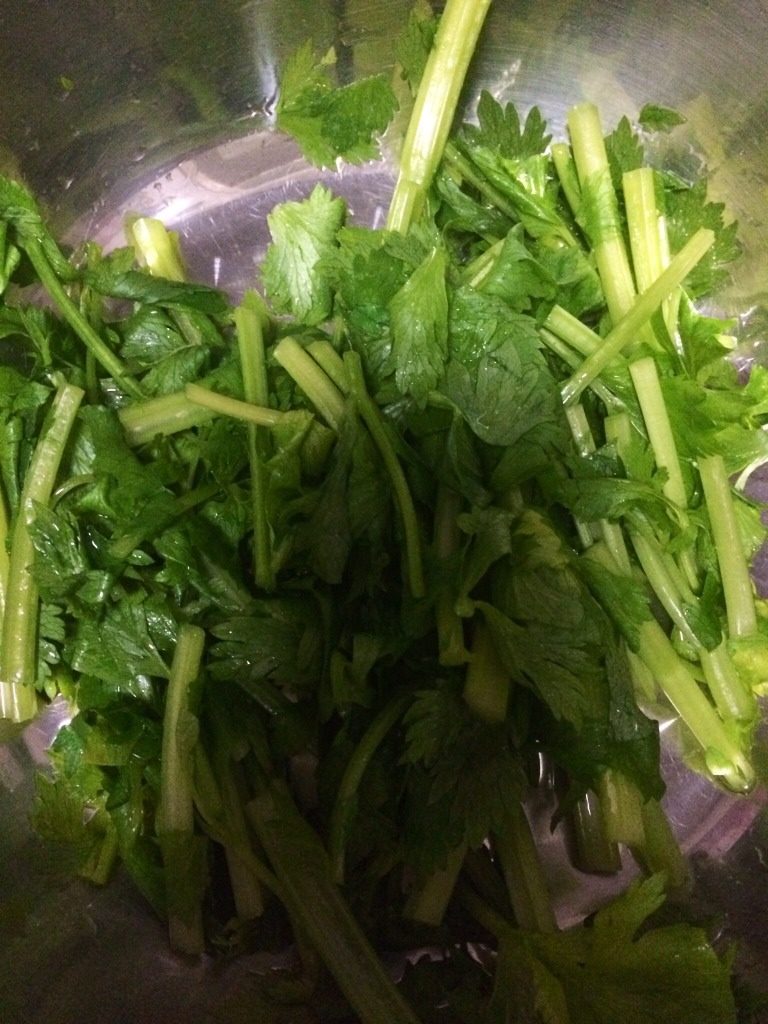 凉拌青菜,如图<a style='color:red;display:inline-block;' href='/shicai/ 125'>芹菜</a>抄水后捞出，<a style='color:red;display:inline-block;' href='/shicai/ 465'>豆腐</a>开水烫一下