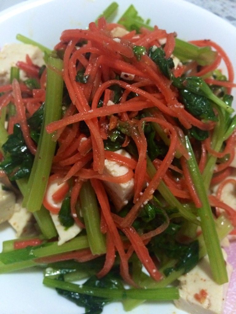 凉拌青菜,芹菜、<a style='color:red;display:inline-block;' href='/shicai/ 25'>胡萝卜</a>丝、豆腐一起加盐、<a style='color:red;display:inline-block;' href='/shicai/ 715'>白醋</a>、<a style='color:red;display:inline-block;' href='/shicai/ 852'>辣椒油</a>、<a style='color:red;display:inline-block;' href='/shicai/ 5506'>麻油</a>拌均匀即可