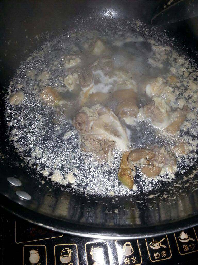 电饭锅版–当归萝卜炖羊肉,锅中放水,放些生姜,把羊腿肉烧开,捞去浮沉,用清水过滤干净备用。
