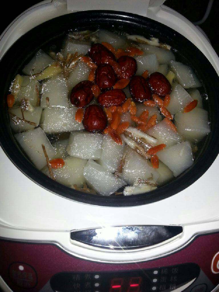 电饭锅版–当归萝卜炖羊肉,把羊腿肉和白萝卜，当归，生姜，少许<a style='color:red;display:inline-block;' href='/shicai/ 718'>料酒</a>，一起放入电饭锅，按下煮饭键，开后放入枸杞和红枣继续炖煮一小时左右，加<a style='color:red;display:inline-block;' href='/shicai/ 717'>味精</a>，盐巴，即可食用。