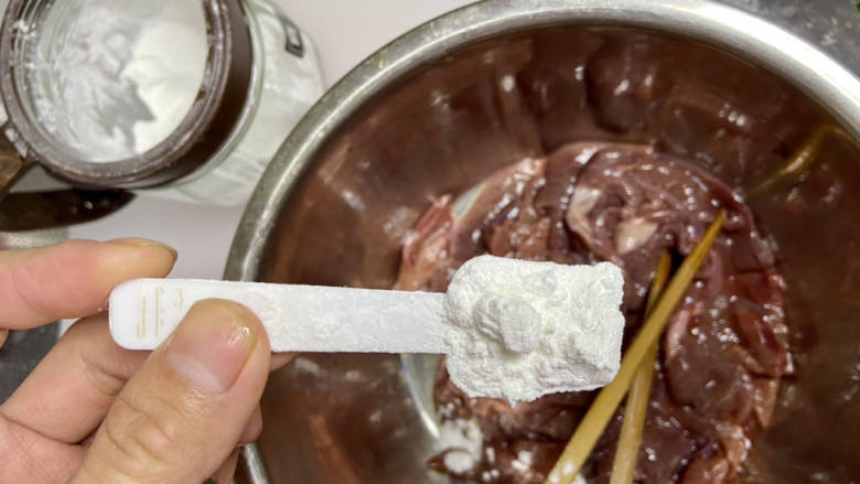 青菜猪肝汤,加入半汤匙淀粉,抓拌均匀