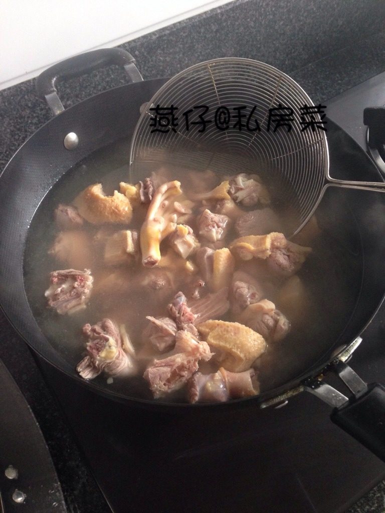 香菇鱿鱼干炖鸭肉,如图鸭肉洗净，下锅焯水去掉血水，再用冷水冲洗干净。