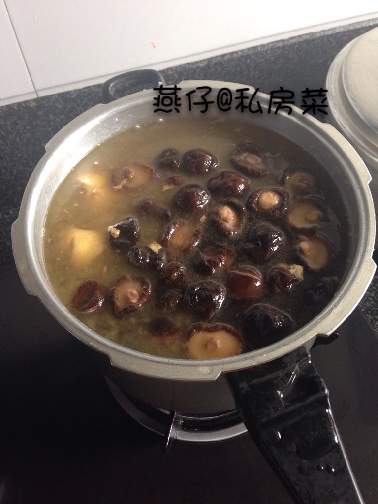 香菇鱿鱼干炖鸭肉,如图把所有食材放入高压锅里，加入开水，大火炖开，改小火慢炖一小时，最后再加入适量盐味精调味，即可。