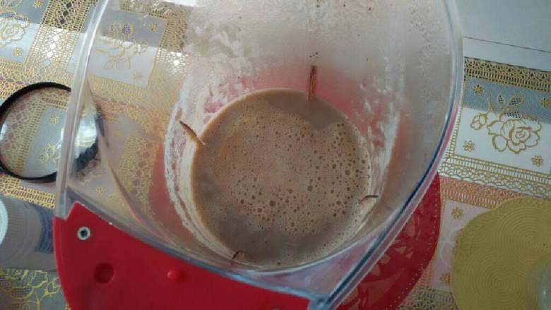 红豆糊糊,最后放入豆浆机中，耐心等待吧