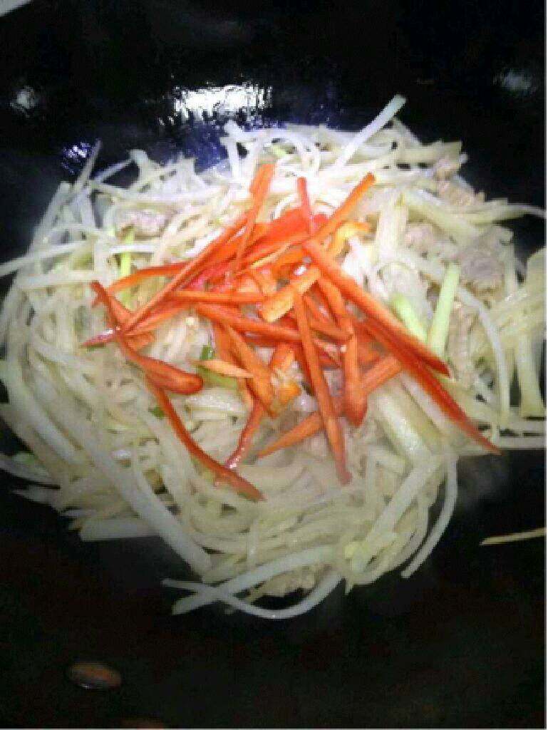 炒芥兰头,把芥兰丝炒软后放入红辣椒。