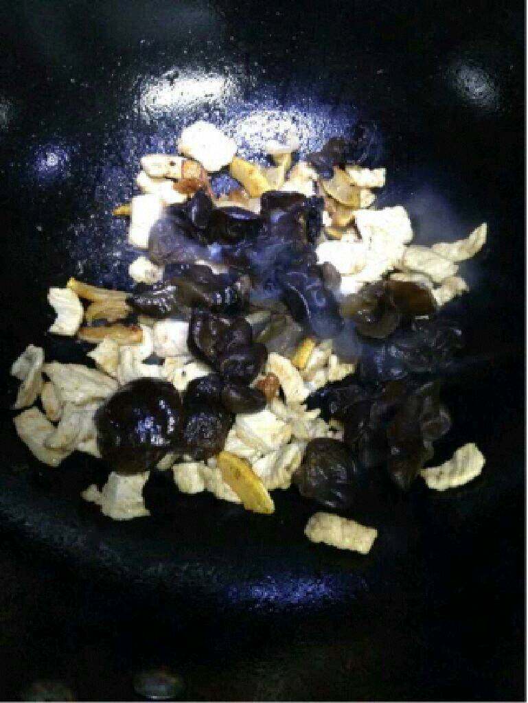 木耳炒肉,在放入木耳翻炒。