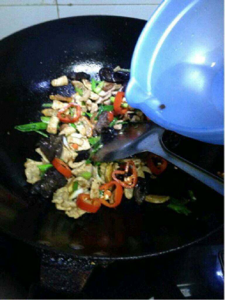 木耳炒肉,在加一点点水煮一下木耳。