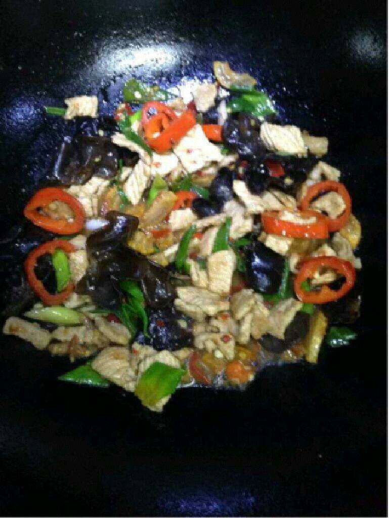 木耳炒肉,等汤汁烧干就可以出锅了。