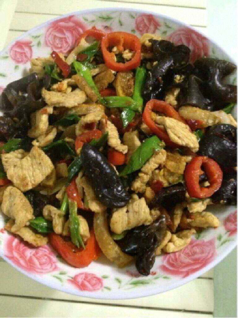 木耳炒肉,好了盛出。