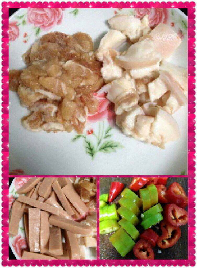 火腿肠炒肉片,准备好的材料都切好。