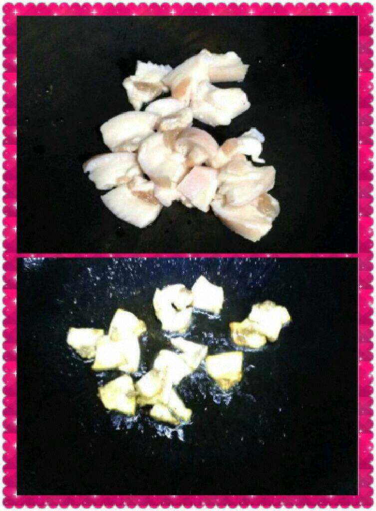 火腿肠炒肉片,把切好的肥<a style='color:red;display:inline-block;' href='/shicai/ 6081'>肉</a>放进锅里炒出油。