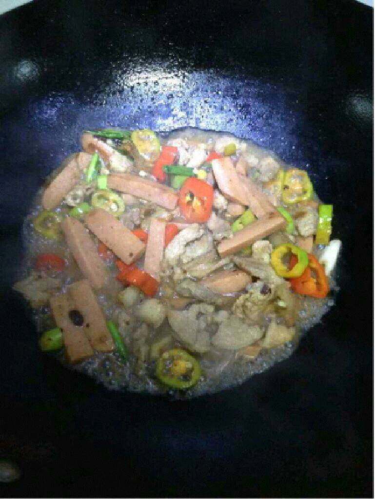 火腿肠炒肉片,在加少许水煮一下，这样入味一点。