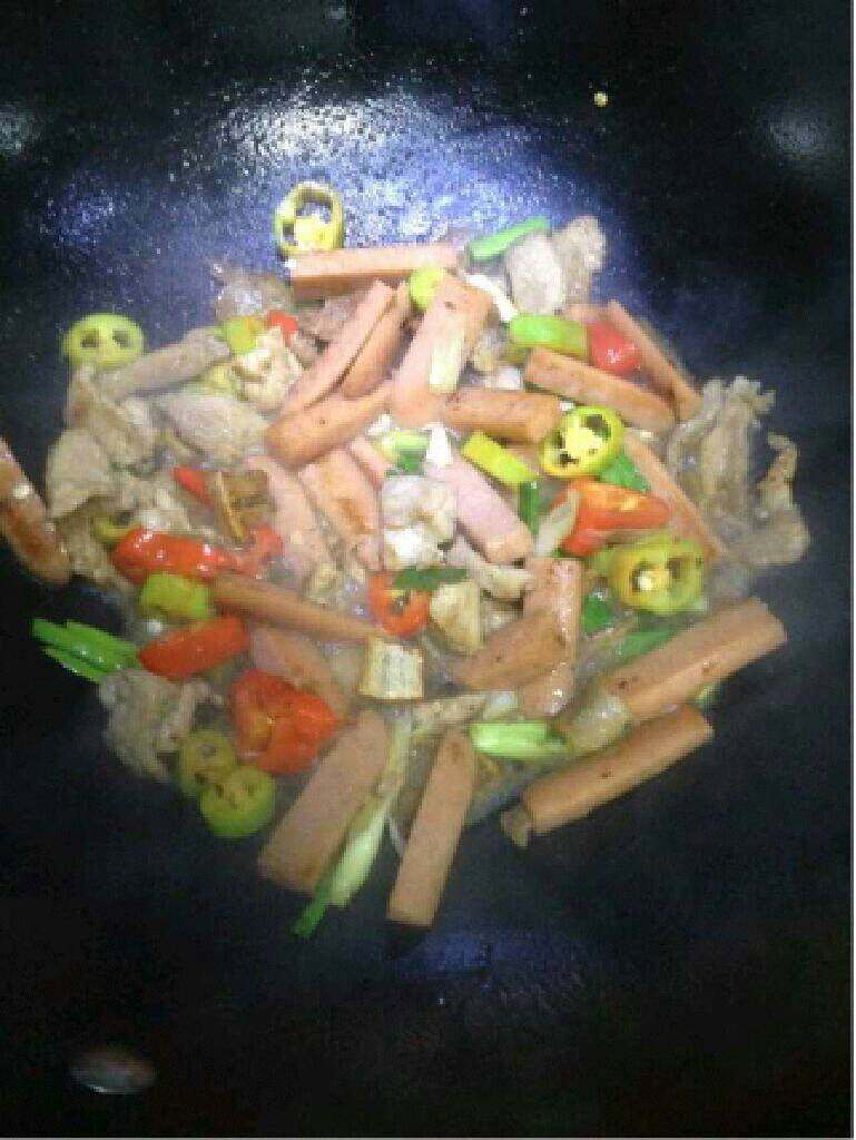 火腿肠炒肉片,等汤汁干后就可以了。
