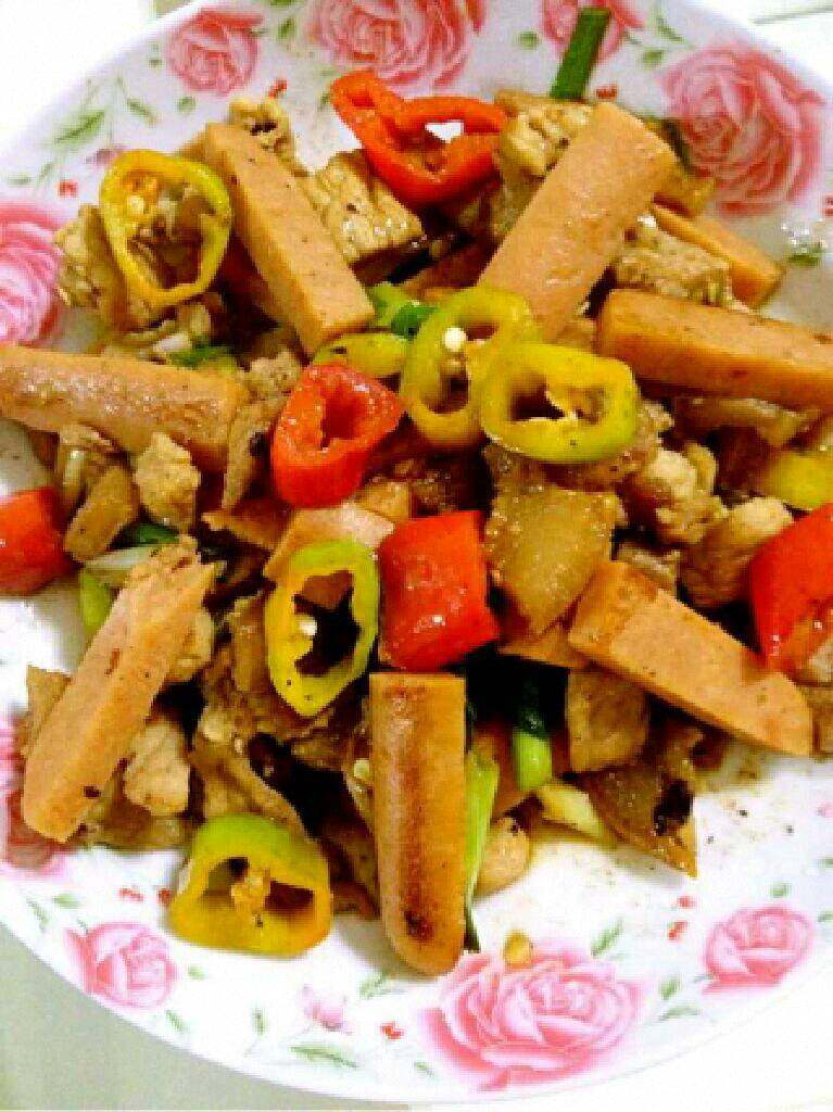 火腿肠炒肉片,盛出。