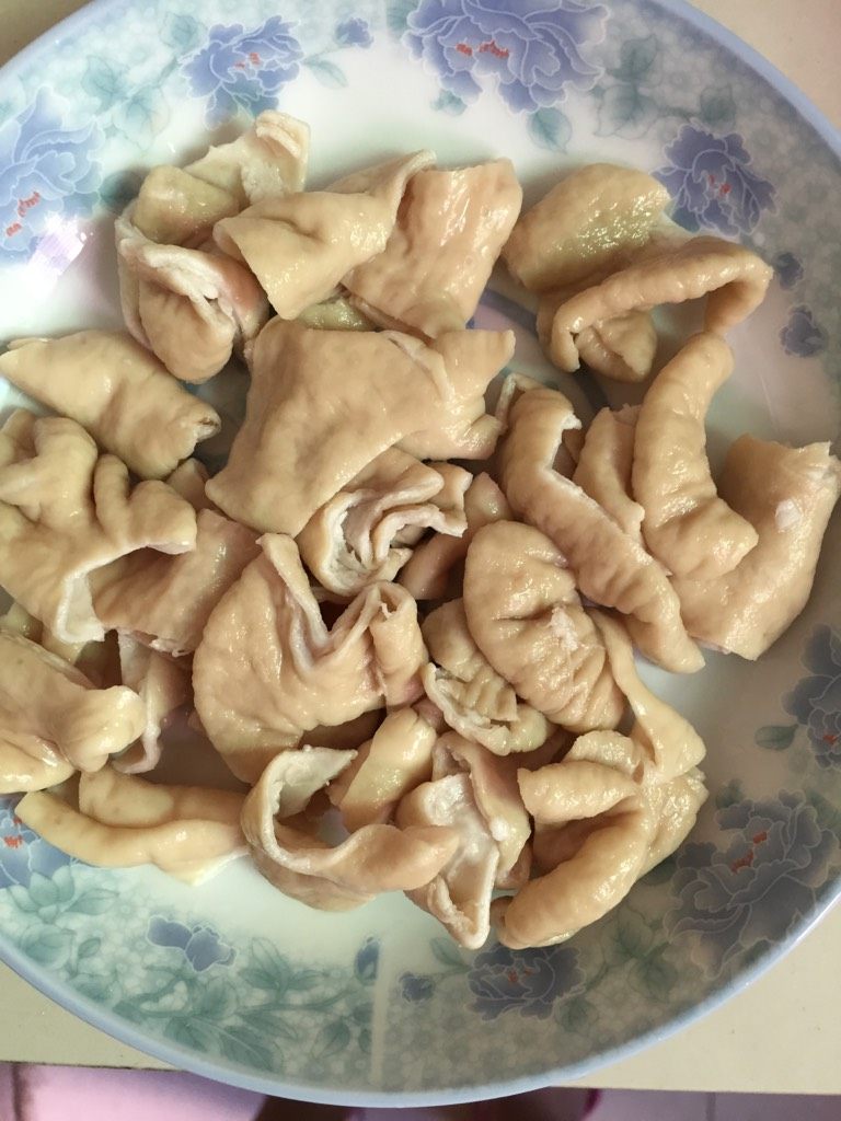 尖椒肥肠,如图肥肠煮熟，我是用盐洗的，