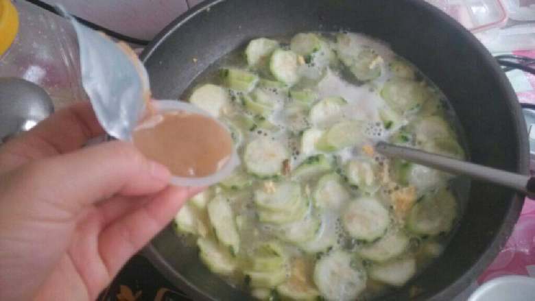 浓汤宝～丝瓜鸡蛋汤,加入一个浓汤宝煮融化。