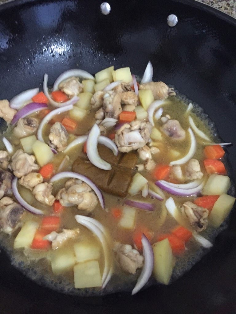 咖喱鸡腿饭,锅里放适量油，把鸡肉胡萝卜、土豆炒一下，加入洋葱炒一会加入一勺生抽，然后加入两大碗清水烧开后加咖喱进去