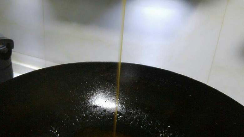 拔丝红薯,如图,用铲子舀起往下倒会是一天粘稠的不断的糖浆状~