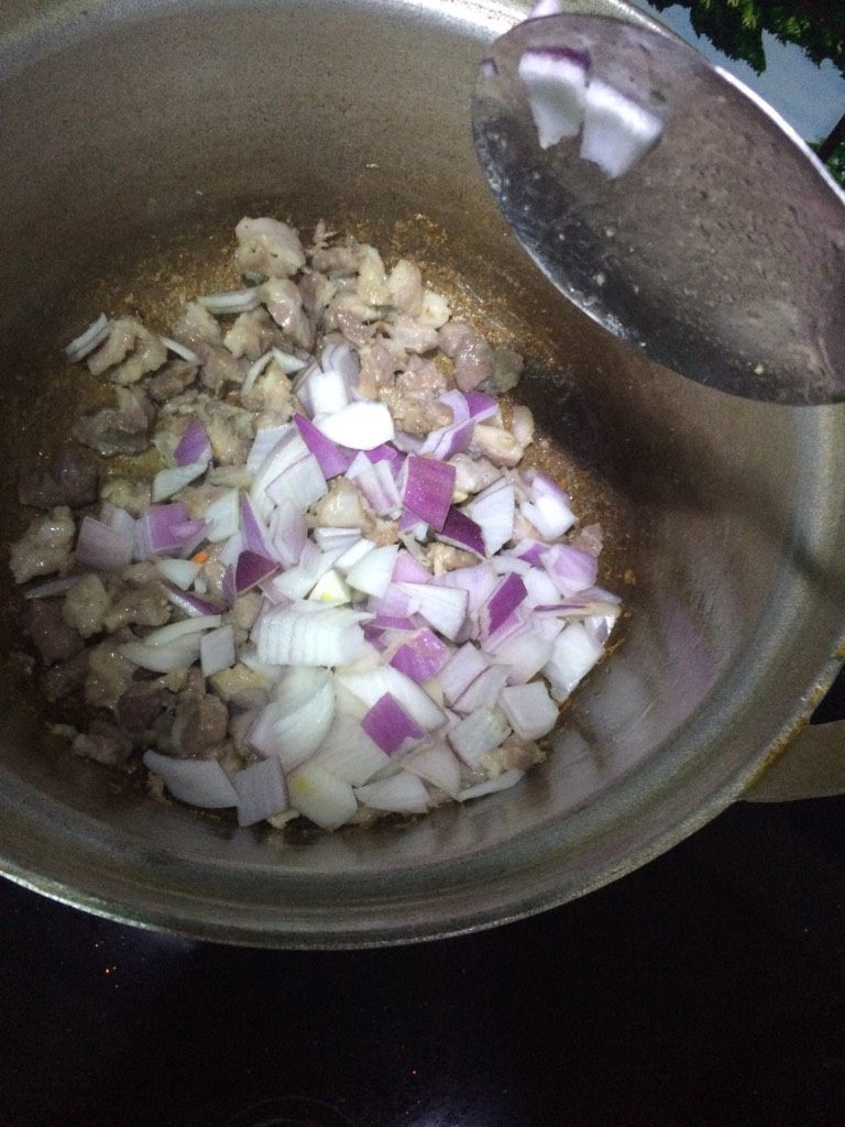 羊肉手抓饭,如图将羊肥肉里面的油炒出来后加入皮芽子丁丁,等皮芽子快出水后倒入黄萝卜胡萝卜片