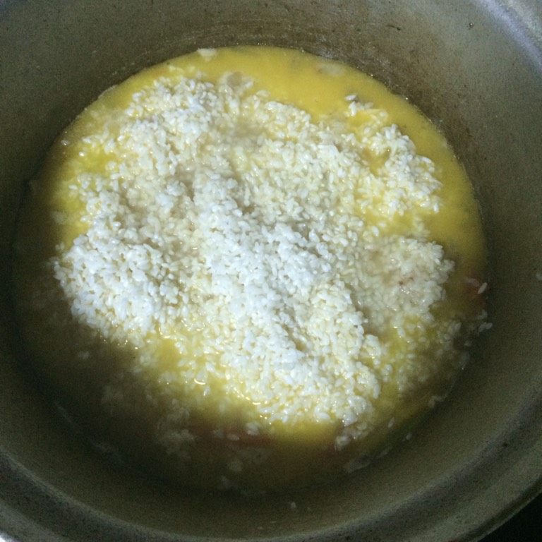羊肉手抓饭,如图将泡好的大米均匀地放入肉和萝卜上面,切忌不可翻动