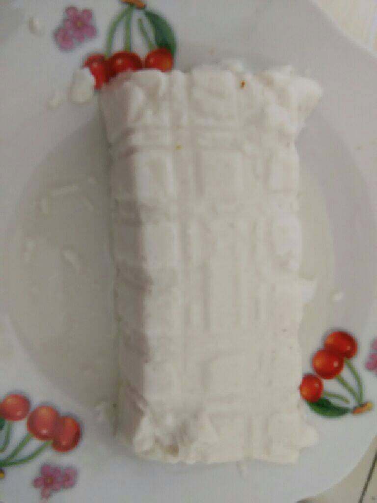 皮蛋豆腐,把豆腐倒入盘中,用刀随便划几道。