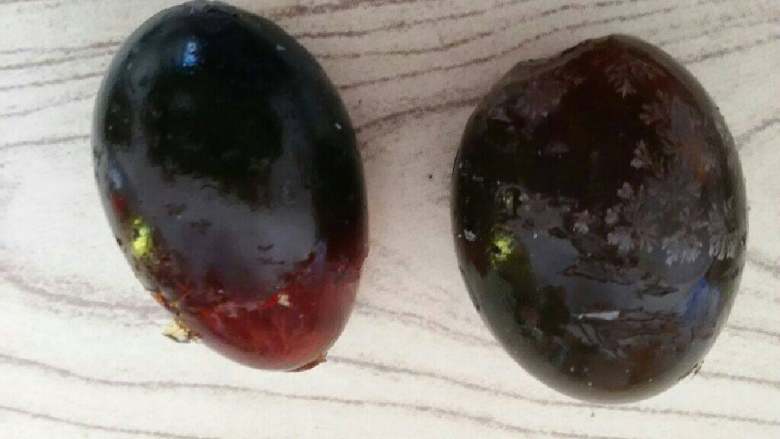 皮蛋豆腐,把皮蛋洗净,切成丁,放在豆腐上,放些葱花。