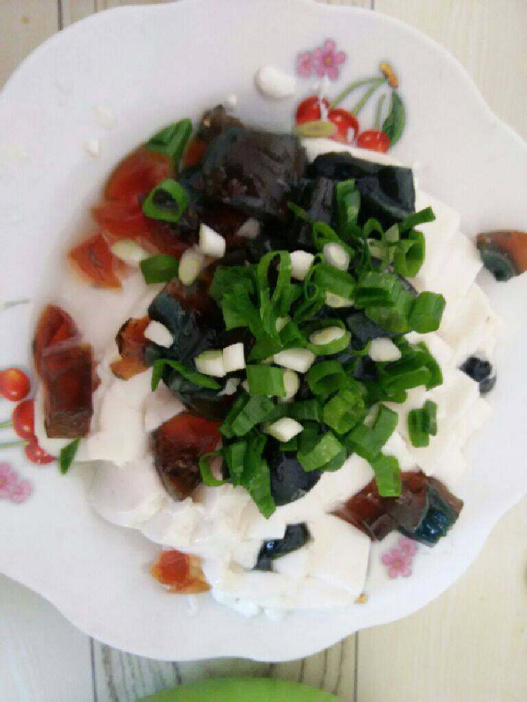 皮蛋豆腐,将盐.味精.味极鲜.醋.香油,放入碗中,搅拌均匀,倒在盘中就行了。