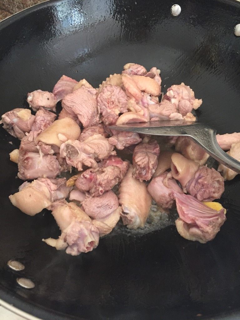 鸭子焖萝卜,鸭子剁小块,开水焯一遍,洗干净沥干水。锅里放油把鸭子放下去爆炒