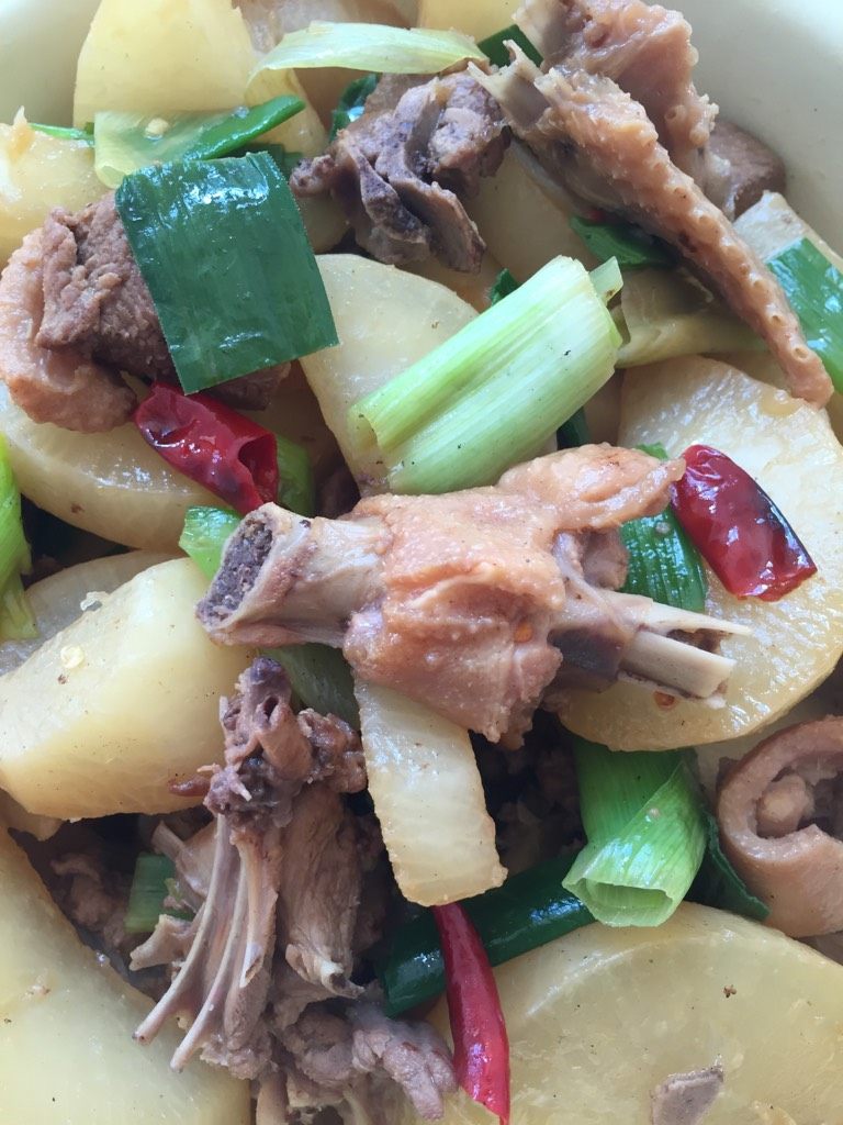 鸭子焖萝卜,加入盐味精调味就可以出锅了,酸辣美味的鸭子焖萝卜就好了。