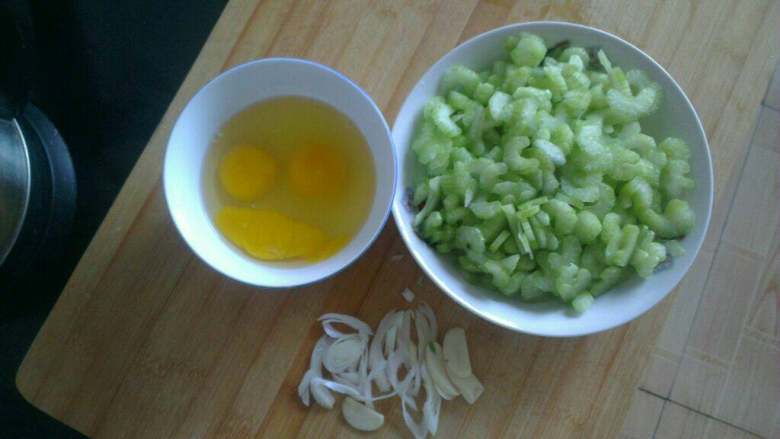 芹菜炒鸡蛋,将食材如图备好！