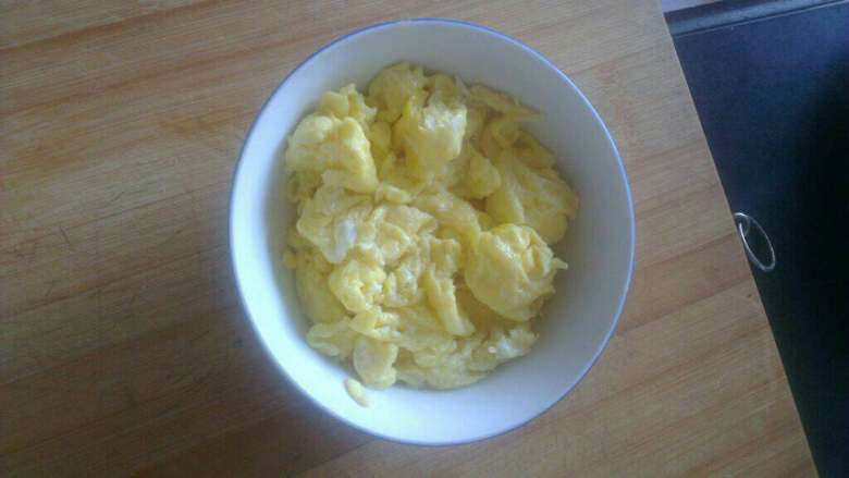 芹菜炒鸡蛋,锅内放油倒入蛋液炒熟盛出；