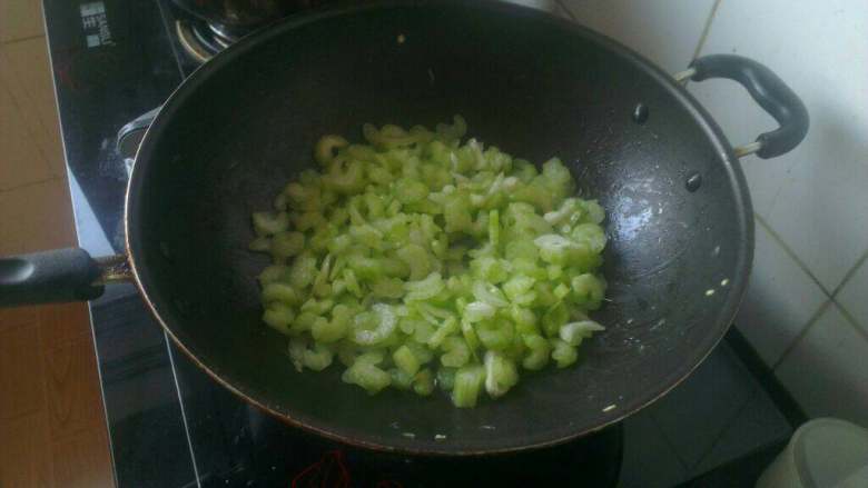 芹菜炒鸡蛋,锅内再次加油放入<a style='color:red;display:inline-block;' href='/shicai/ 3250'>葱</a> 蒜炒香，将<a style='color:red;display:inline-block;' href='/shicai/ 125'>芹菜</a>片儿倒入锅内翻炒；