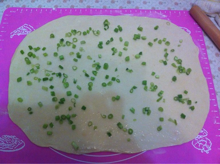 葱香花卷,如图 均匀淋上食用油,撒少许盐,葱花。