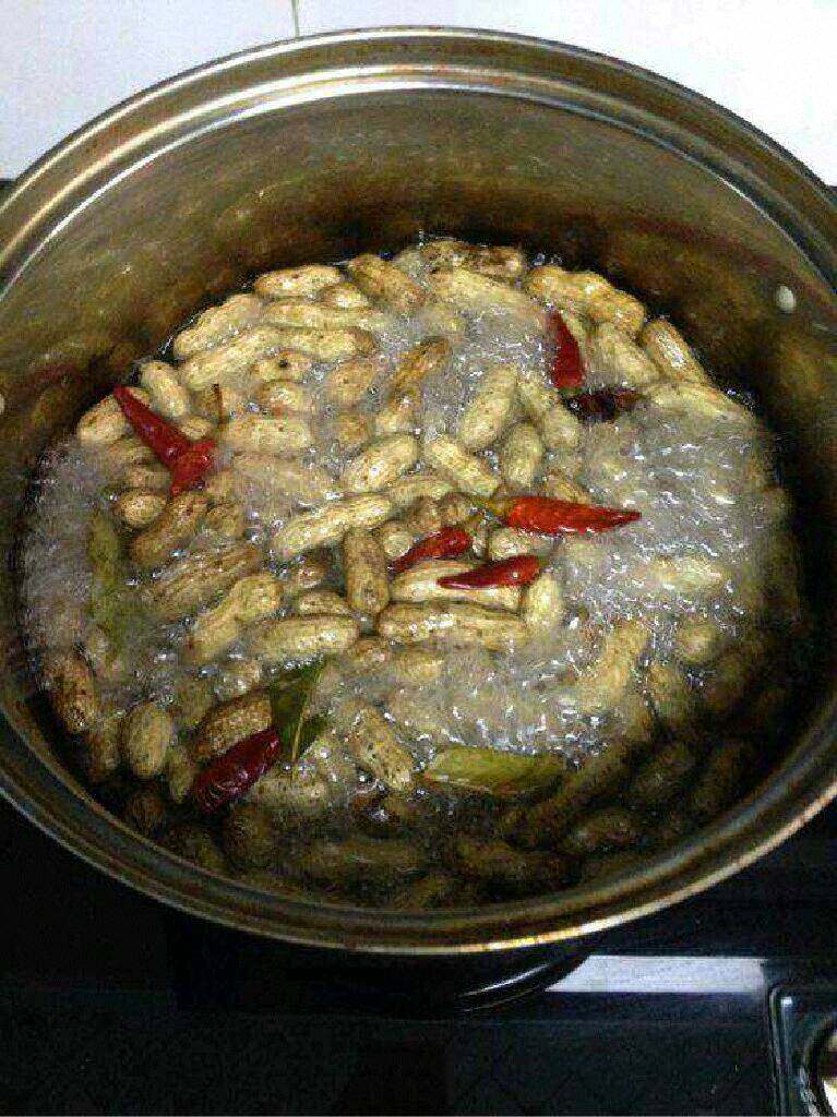 水煮盐花生,个人口味觉得想吃碎一点的就可以了,想吃烂一点的就多煮一下。
