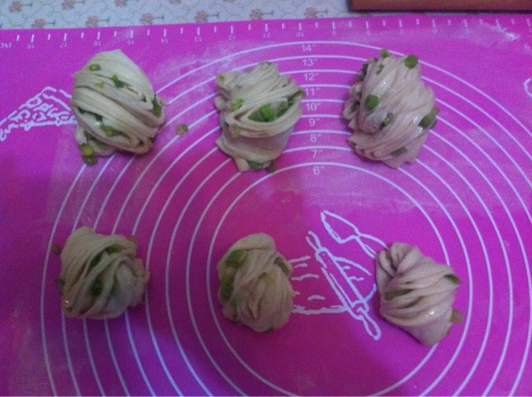 葱香花卷,如图 用两个面团扭成的花卷会稍大点,图上方三个是两个面团,下面三个是单个面团扭的。