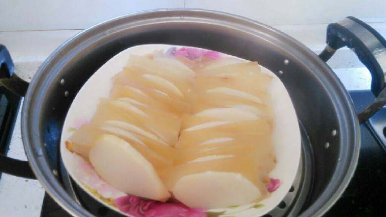 腊味蒸芋头,两片芋头片夹入一块腊肉片,摆盘(也可以摆成圆形更漂亮)。放蒸锅里(多加些水,芋头不宜蒸熟透)蒸二三十分钟,直至芋头蒸软,腊肉油香渗出关火焖两分钟。