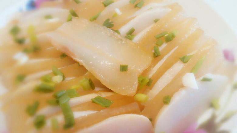 腊味蒸芋头,我没有加盐味,因为腊肉盐味十足,渗出的味道可以融入芋头片。
如果腊肉不够咸,可提前倒入少许生抽蒸。
蒸出来的腊肉油水已蒸出来,吃起来不再油腻,芋头清香中带着腊肉咸香味,味道还不错(⊙o⊙)哦!