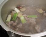 土豆胡萝卜炖牛腩,高压锅内加水烧开后，把焯过水的牛腩直接放入，加入葱段、姜片、<a style='color:red;display:inline-block;' href='/shicai/ 3746'>大料</a>、<a style='color:red;display:inline-block;' href='/shicai/ 673'>枸杞</a>