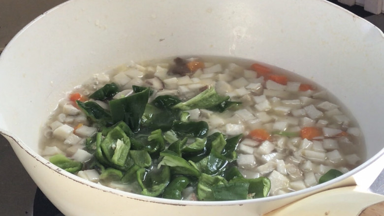 杏鲍菇炒鸡丁,加入青椒丁,煮断生