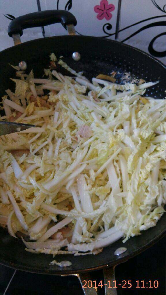 五花肉白菜炖冻豆腐,加入白菜翻炒,翻炒1分钟