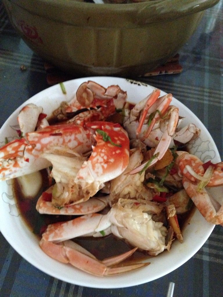 姜葱炒花蟹,加入<a style='color:red;display:inline-block;' href='/shicai/ 718'>料酒</a>两勺，翻炒1分钟，加入<a style='color:red;display:inline-block;' href='/shicai/ 788'>生抽</a>、<a style='color:red;display:inline-block;' href='/shicai/ 10588'>糖</a>、少量水翻炒。加入一茶匙剁鲜椒，盖上锅盖焖两分钟，放入<a style='color:red;display:inline-block;' href='/shicai/ 3250'>葱</a>花即可起锅。