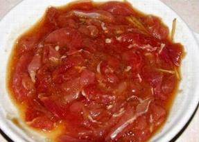 铁板里脊,肉片中加入碱面，<a style='color:red;display:inline-block;' href='/shicai/ 718'>料酒</a>后抓起然后摔入盘内，多重复几次