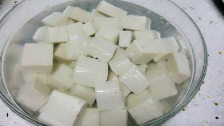 麻婆豆腐,<a style='color:red;display:inline-block;' href='/shicai/ 465'>豆腐</a>切小方块,放入水中浸泡(可放少许盐)。