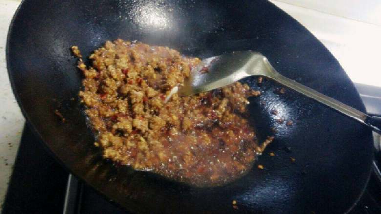 麻婆豆腐,锅中放油烧热,下入<a style='color:red;display:inline-block;' href='/shicai/ 442'>肉末</a>、姜末、蒜末和豆瓣酱,炒香,炒出红油。