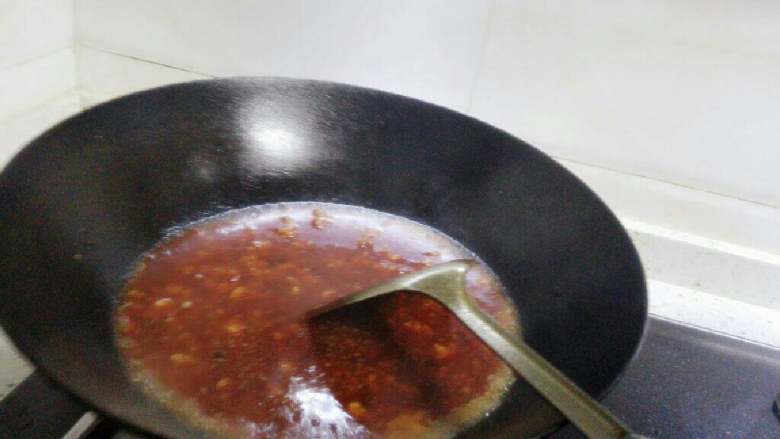 麻婆豆腐,加入适量清水和<a style='color:red;display:inline-block;' href='/shicai/ 692'>酱油</a>,<a style='color:red;display:inline-block;' href='/shicai/ 3729'>白糖</a>。